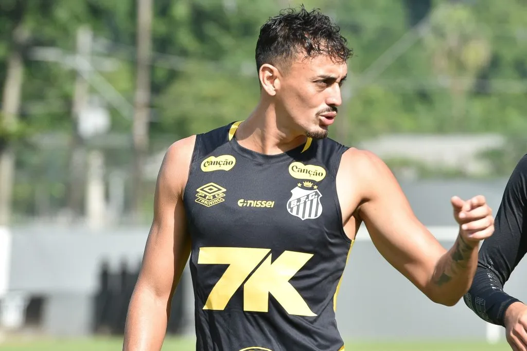 SP – SANTOS – 07/05/2025 – SANTOS, TREINO – Diego Pituca jogador do Santos durante treino no Centro de Treinamento CT Rei Pele. Foto: JOTA ERRE/AGIF