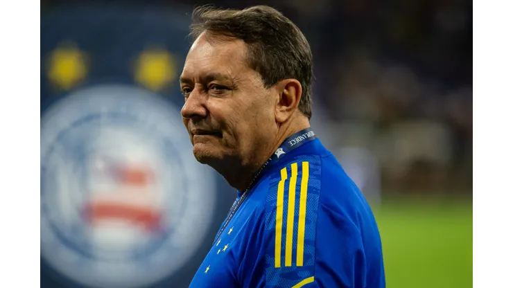 Pedrinho durante confronto entre Cruzeiro e Bahia no Brasileirão 2025.