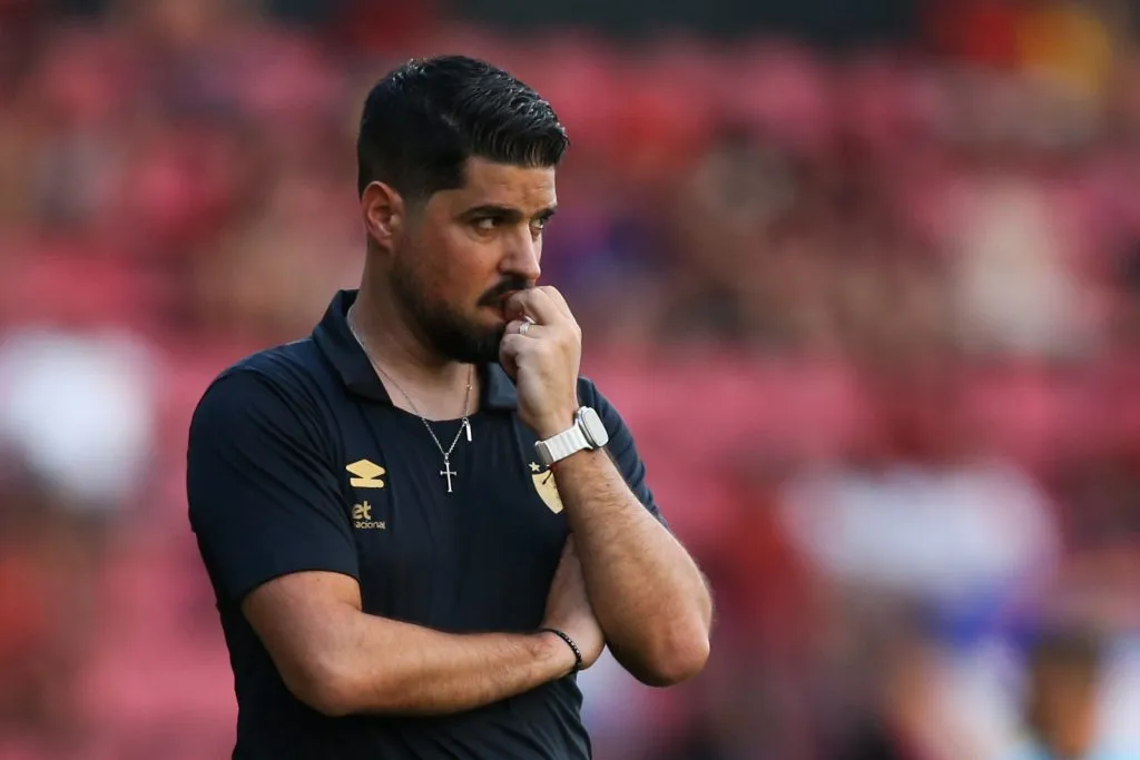 António Oliveira tecnico do Sport durante a partida entre Sport e Internacional no Estadio da Ilha do Retiro em Recife (PE), pelo campeonato brasileiro Serie A. Foto: Marlon Costa/AGIF