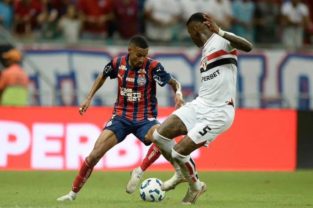 BA – SALVADOR – 31/05/2025 – BRASILEIRO A 2025, BAHIA X SAO PAULO – Ademir jogador do Bahia disputa lance com Arboleda jogador do Sao Paulo durante partida no estadio Arena Fonte Nova pelo campeonato Brasileiro A 2025. Foto: Jhony Pinho/AGIF