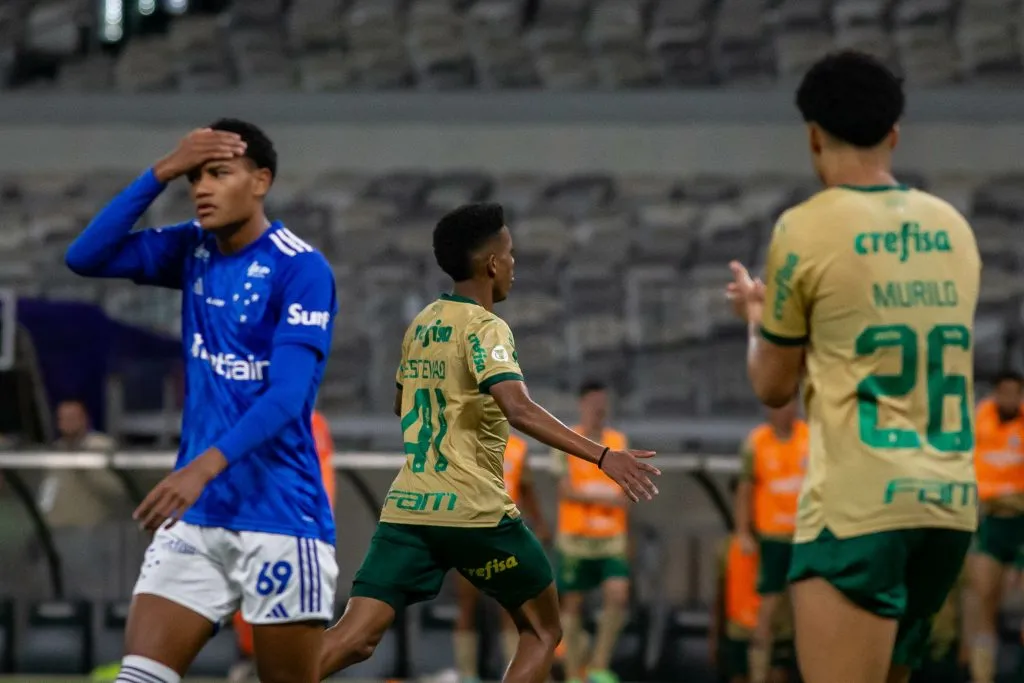 MG – BELO HORIZONTE – 04/12/2024 – BRASILEIRO A 2024, CRUZEIRO X PALMEIRAS – Estevao jogador do Palmeiras comemora seu gol durante partida contra o Cruzeiro no estadio Mineirao pelo campeonato Brasileiro A 2024. Foto: Fernando Moreno/AGIF
