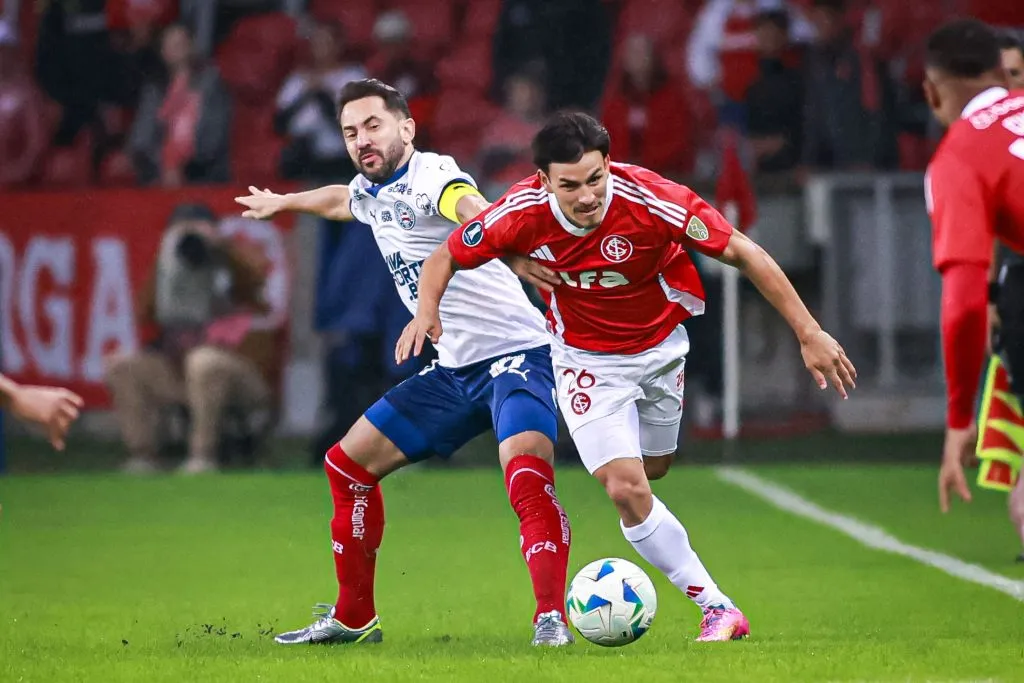 RS – PORTO ALEGRE – 28/05/2025 – COPA LIBERTADORES 2025, INTERNACIONAL X BAHIA – Alexandro Bernabei jogador do Internacional disputa lance com Everton Ribeiro jogador do Bahia durante partida no estadio Beira-Rio pelo campeonato Copa Libertadores 2025. Foto: Maxi Franzoi/AGIF
