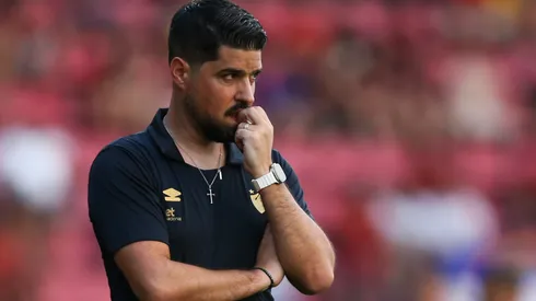 António Oliveira durante confronto contra o Internacional no Brasileirão 2025.