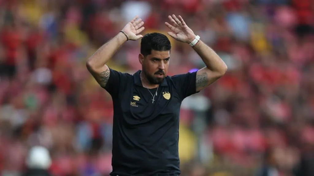 Antonio Oliveira ex-tecnico do Sport durante a partida entre Sport e Internacional no Estadio da Ilha do Retiro em Recife (PE), pelo campeonato brasileiro Serie A. Foto: Marlon Costa/AGIF