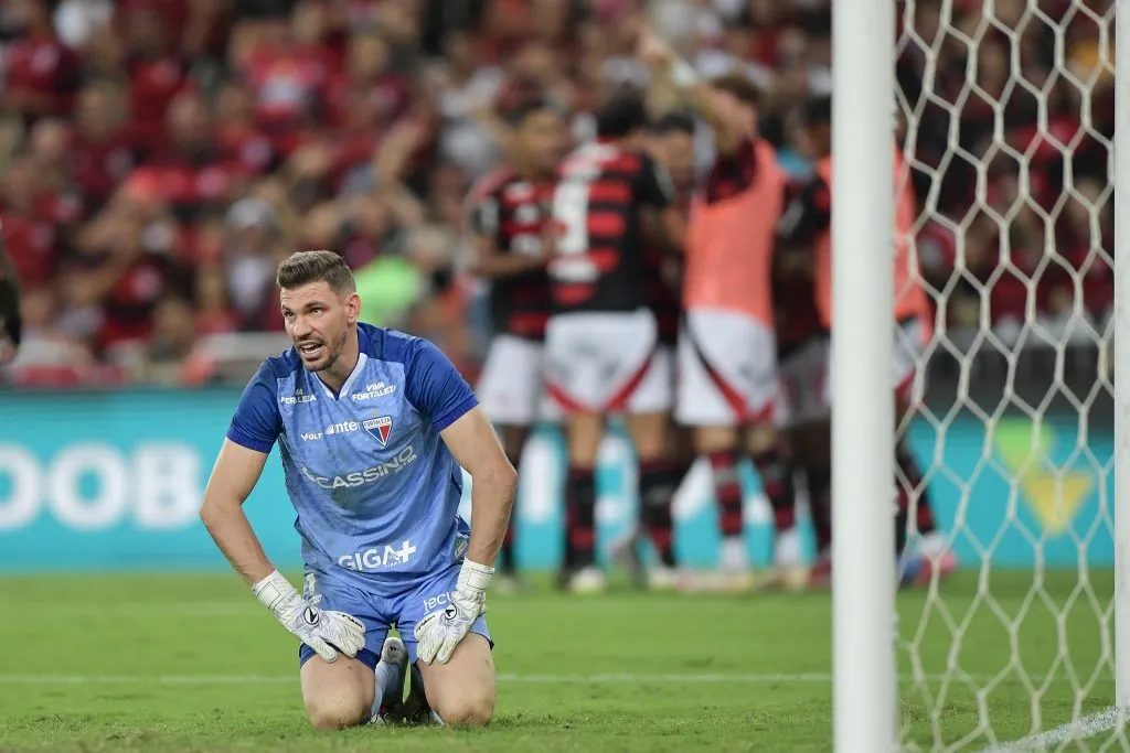 Joao Ricardo goleiro do Fortaleza lamenta durante partida contra o Flamengo no estadio Maracana pelo campeonato Brasileiro A 2025. Foto: Thiago Ribeiro/AGIF