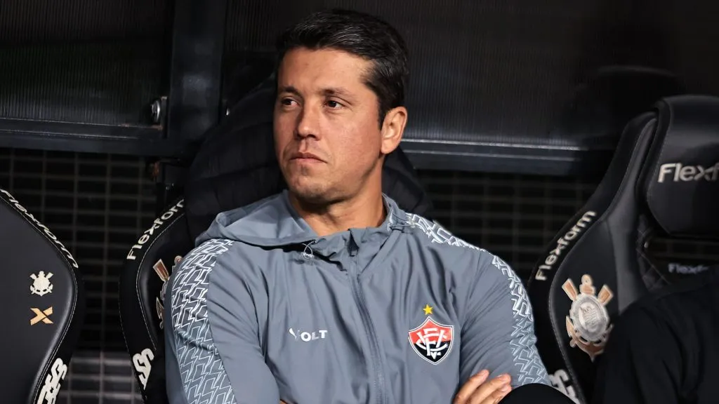 Thiago Carpini tecnico do Vitoria durante partida contra o Corinthians no estadio Arena Corinthians pelo campeonato Brasileiro A 2025. Foto: Fabio Giannelli/AGIF
