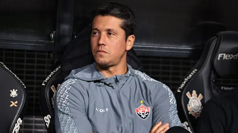 Thiago Carpini tecnico do Vitoria durante partida contra o Corinthians no estadio Arena Corinthians pelo campeonato Brasileiro A 2025. Foto: Fabio Giannelli/AGIF