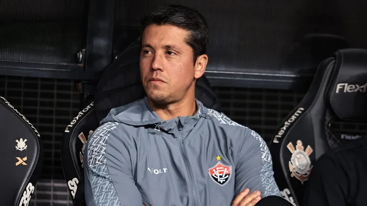 Thiago Carpini tecnico do Vitoria durante partida contra o Corinthians no estadio Arena Corinthians pelo campeonato Brasileiro A 2025. Foto: Fabio Giannelli/AGIF