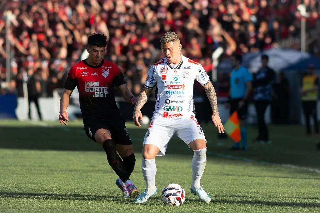 Rodrigo Rodrigues  jogador do Operario durante partida contra o Athletico-PR no estadio Germano Kruger pelo campeonato Brasileiro B 2025. Foto: Giovani Baccin/AGIF
