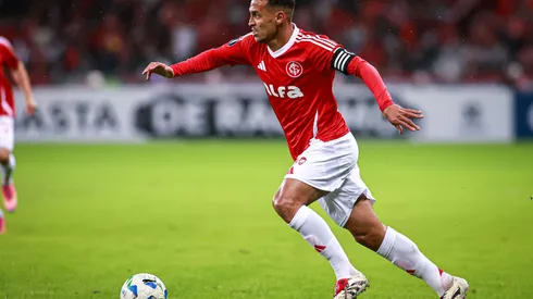 Alan Patrick, meia do Internacional. Maxi Franzoi/AGIF