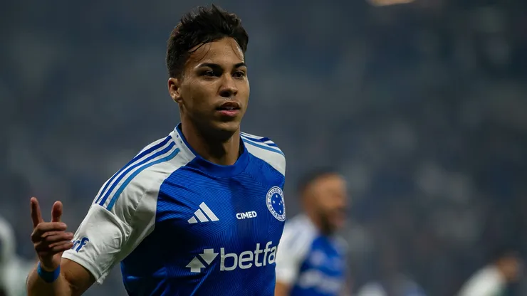 Kaio Jorge jogador do Cruzeiro comemora seu gol durante partida contra o Palmeiras no estádio Mineirão pelo campeonato Brasileiro A 2025. Foto: Fernando Moreno/AGIF