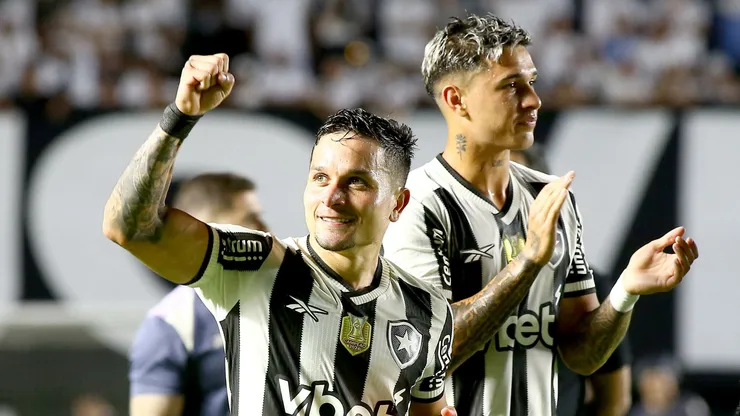 Artur jogador do Botafogo comemora seu gol durante partida contra o Santos no estádio Vila Belmiro pelo campeonato Brasileiro A 2025. Foto: Mauricio De Souza/AGIF
