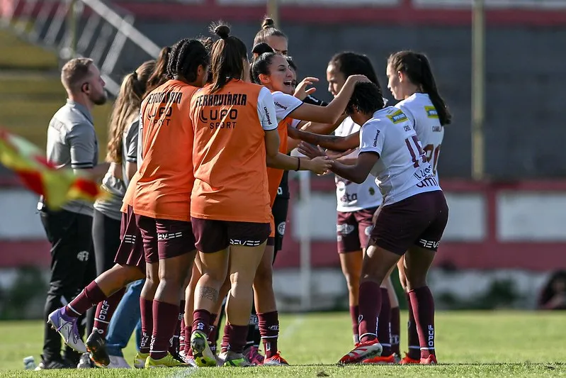 Jogadoras da Ferroviária comemoram gol da equipe (Reprodução/Nayra Halm/Staff Images Woman/CBF)