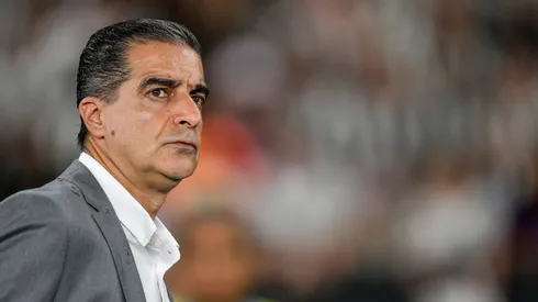 Renato Paiva técnico do Botafogo durante partida contra o Universidad de Chile no estádio Engenhão pelo campeonato Copa Libertadores 2025. Foto: Thiago Ribeiro/AGIF