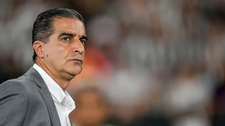 Renato Paiva técnico do Botafogo durante partida contra o Universidad de Chile no estádio Engenhão pelo campeonato Copa Libertadores 2025. Foto: Thiago Ribeiro/AGIF