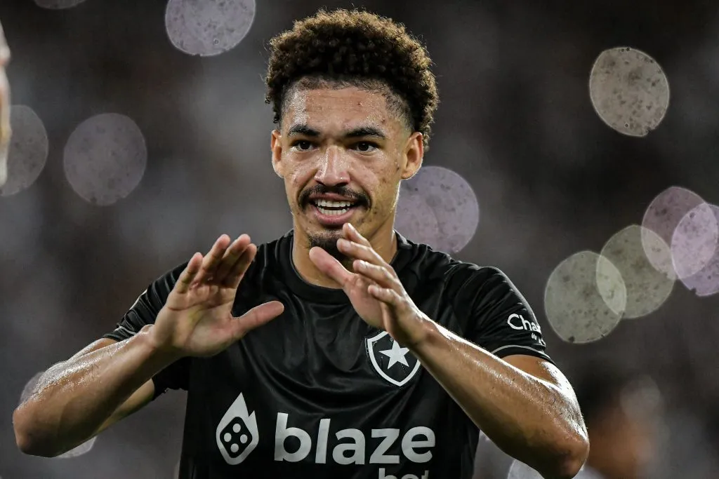 RJ – Rio de Janeiro – 10/11/2022 – BRASILEIRO A 2022, BOTAFOGO X SANTOS – Adryelson jogador do Botafogo durante partida contra o Santos no estadio Engenhao pelo campeonato Brasileiro A 2022. Foto: Thiago Ribeiro/AGIF