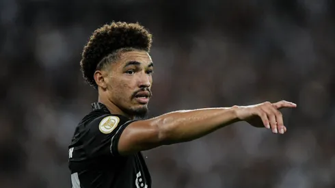 Adryelson jogador do Botafogo durante partida contra o Santos no estadio Engenhao pelo campeonato Brasileiro A 2022.