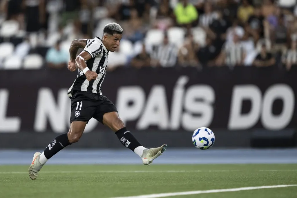 Matheus Martins deve retornar contra o Ceará – Foto: Jorge Rodrigues/AGIF.