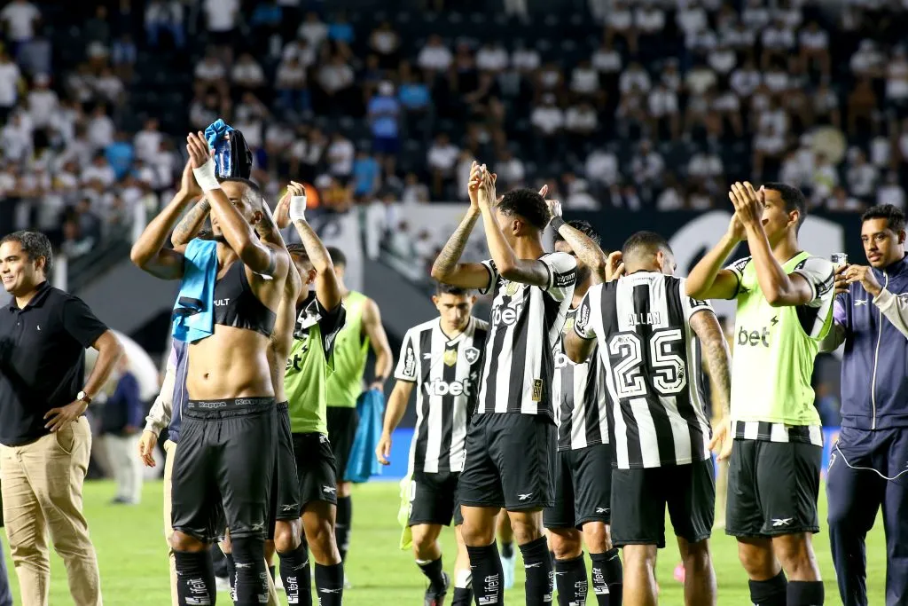 Elenco do Botafogo comemora vitória sobre o Santos no Brasileirão 2025. Foto: Mauricio De Souza/AGIF
