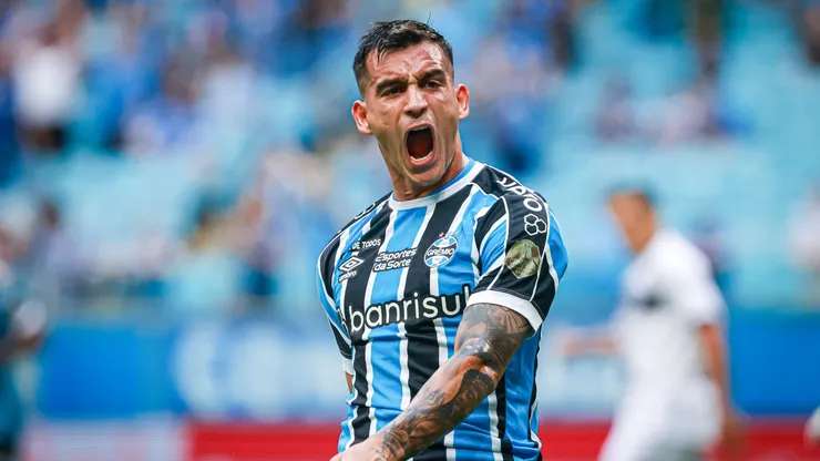 Franco Cristaldo jogador do Gremio comemora seu gol durante partida contra o Santa Cruz-RS no estadio Arena do Gremio pelo campeonato Gaucho 2024.