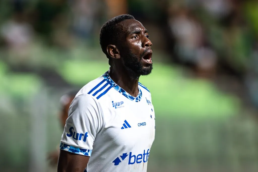 MG – BELO HORIZONTE – 05/02/2025 – MINEIRO 2025, AMERICA-MG X CRUZEIRO – Bolasie jogador do Cruzeiro comemora seu gol durante partida contra o America-MG no estadio Independencia pelo campeonato Mineiro 2025. Foto: Alessandra Torres/AGIF