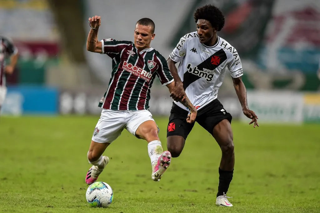 Lucas Calegari em disputa de lance com Talles Magno em partida entre Fluminense x Vasco em 2020. Foto: Thiago Ribeiro/AGIF