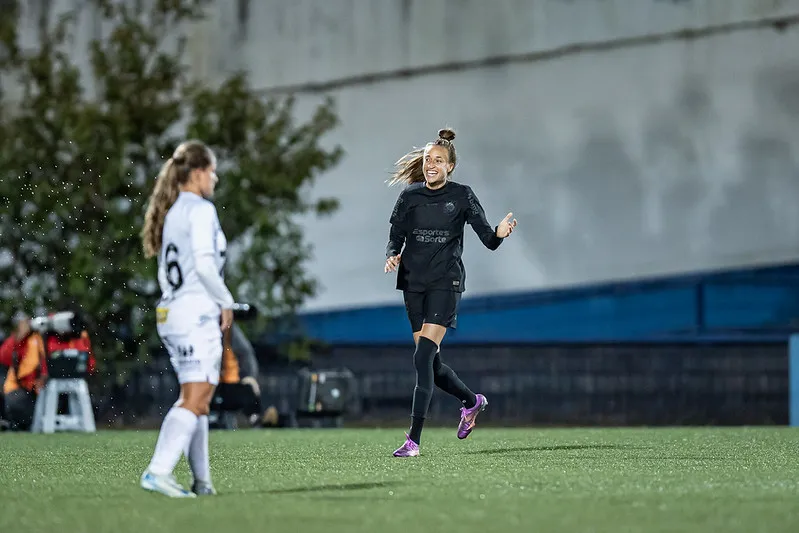 Jogadora do Corinthians comemora gol marcado contra o Santos no Paulistão Feminino (Reprodução/Bob Paulino e Rafael Assunção/Ag.Paulistão)