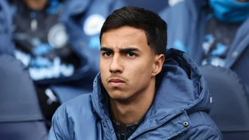 Vitor Reis no banco de reservas do Manchester City. (Photo by Matt McNulty/Getty Images)