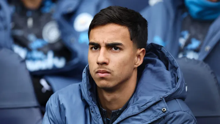 Vitor Reis no banco de reservas do Manchester City. (Photo by Matt McNulty/Getty Images)