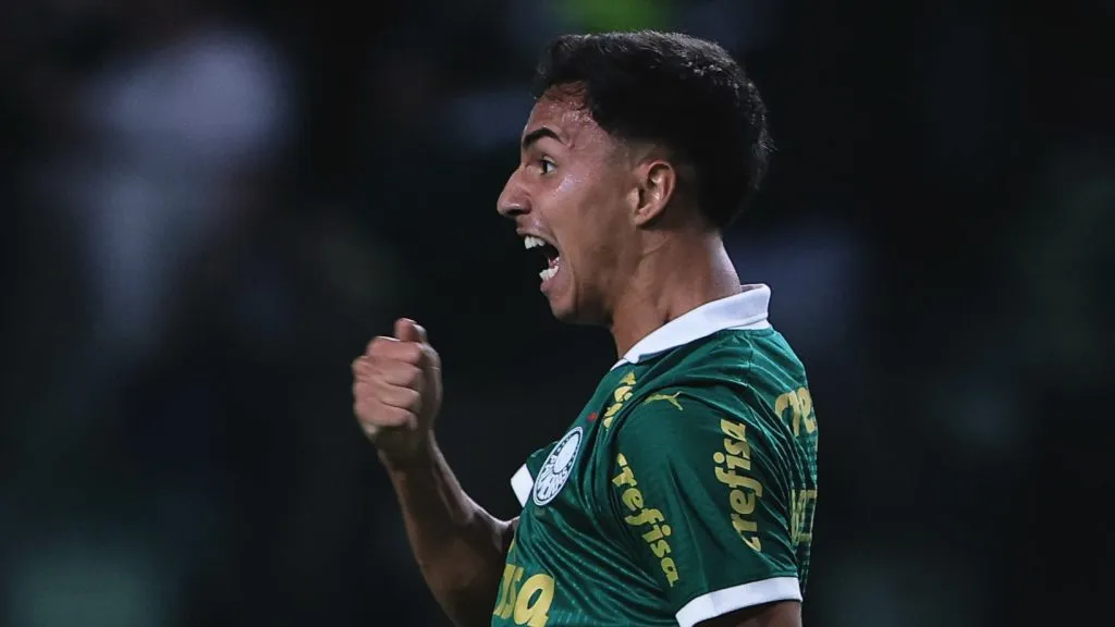 Vitor Reis em campo pelo Palmeiras. Foto: Ettore Chiereguini/AGIF