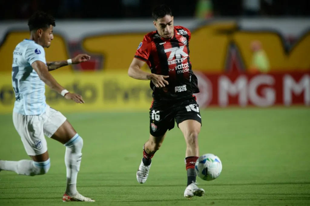 Hugo atuando no Vitória durante partida contra o Universidad Catolica (EQU) pela Copa Sul-americana 2025. Foto: Jhony Pinho/AGIF