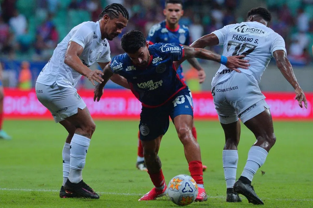 BA – SALVADOR – 26/03/2025 – COPA DO NORDESTE 2025, BAHIA X CEARA – Cauly, jogador do Bahia disputa lance com Fabiano Souza, jogador do Ceara durante partida no estadio Arena Fonte Nova pelo campeonato Copa Do Nordeste 2025. Foto: Walmir Cirne/AGIF