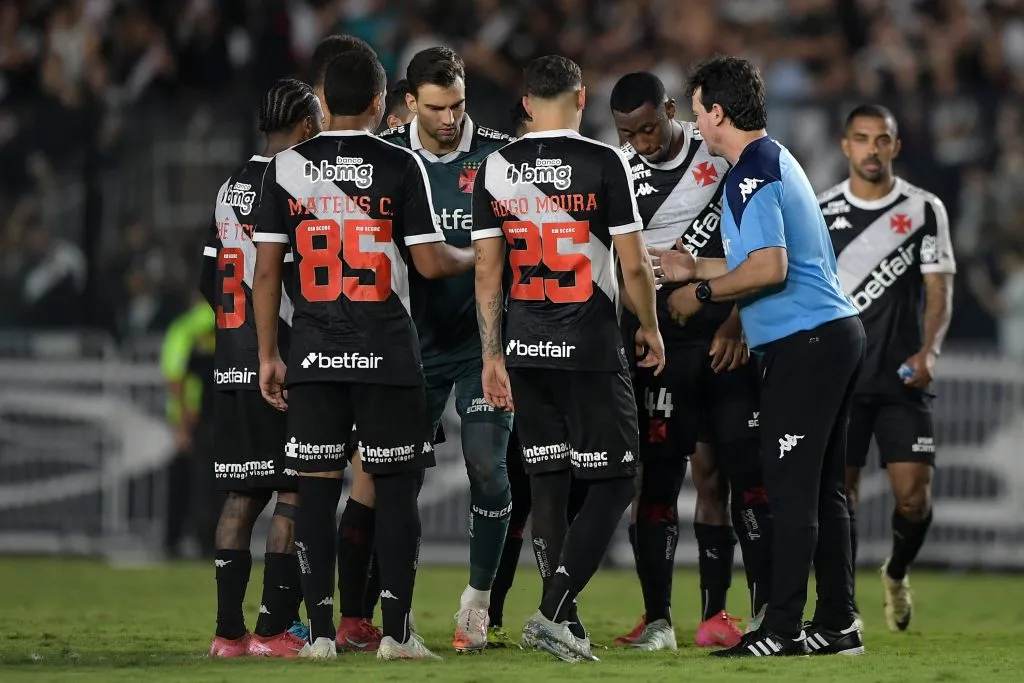Fernando Diniz técnico do Vasco antes das cobranças de pênaltis contra o Operário pela Copa Do Brasil 2025. Foto: Thiago Ribeiro/AGIF