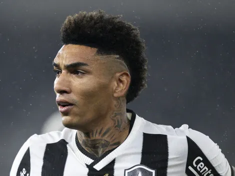 Igor Jesus se pronuncia oficialmente sobre sua saída do Botafogo