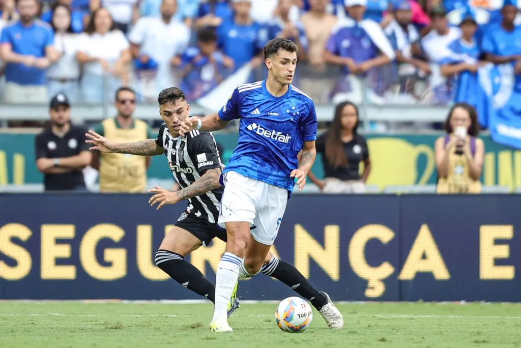 Dinenno jogador do Cruzeiro durante partida contra o Atletico-MG pelo campeonato Mineiro 2024. Foto: Gilson Lobo/AGIF