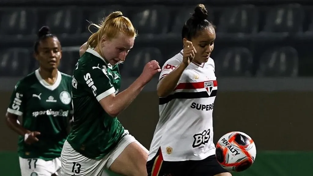 Jogadoras de Palmeiras e São Paulo brigam pela bola (Reprodução/Rebeca Reis e Alexandre Battibugli/Ag. Paulistão)