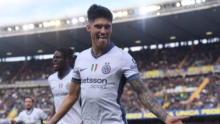 Joaquín Correa do FC Internazionale comemora depois de marcar o gol de abertura durante a partida da Série A entre Verona e FC Internazionale no Stadio Marcantonio Bentegodi em 23 de novembro de 2024 em Verona, Itália. (Foto de Alessandro Sabattini/Getty Images)