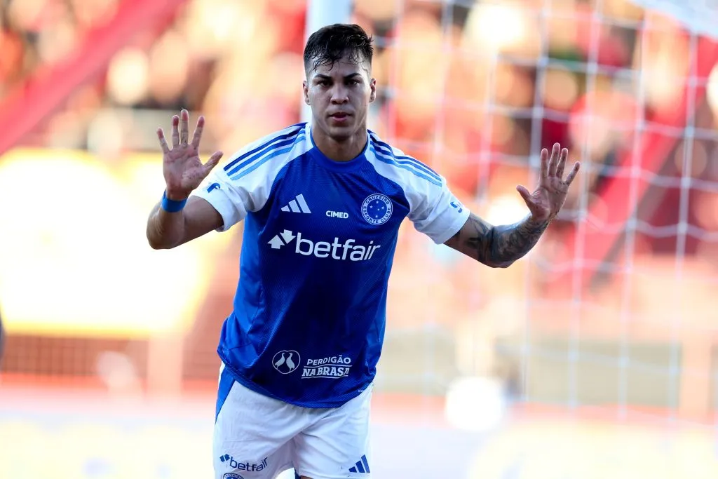 Kaio Jorge, atacante do Cruzeiro, comemorando gol contra o Sport pelo Brasileirão 2025. Foto: Marlon Costa/AGIF