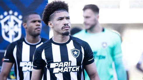 Adryelson jogador do Botafogo durante partida contra o Santos no estadio Vila Belmiro pelo campeonato Brasileiro A 2023. Foto: Abner Dourado/AGIF