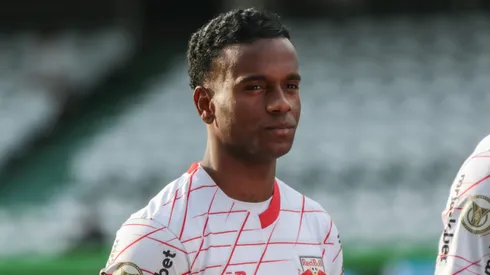 Helinho jogador do Bragantino durante execucao do hino nacional antes da partida contra o Gremio no estadio Couto Pereira pelo campeonato Brasileiro A 2024.
