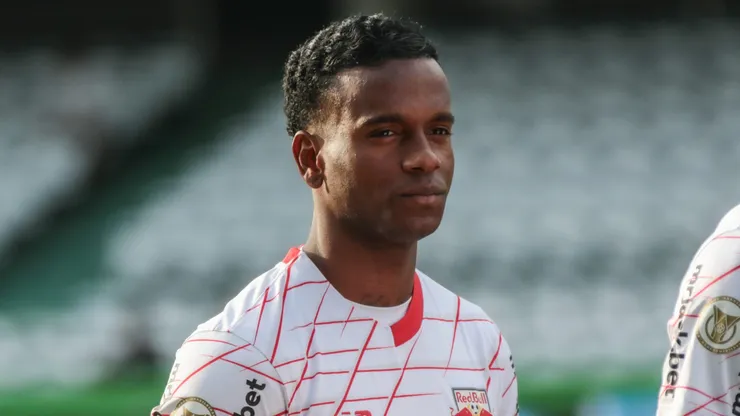 Helinho jogador do Bragantino durante execucao do hino nacional antes da partida contra o Gremio no estadio Couto Pereira pelo campeonato Brasileiro A 2024.