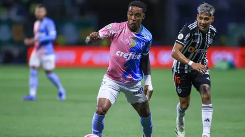 Kevin jogador do Palmeiras disputa lance com Zaracho jogador do Atletico-MG durante partida no estadio Arena Allianz Parque pelo campeonato Brasileiro A 2023.
