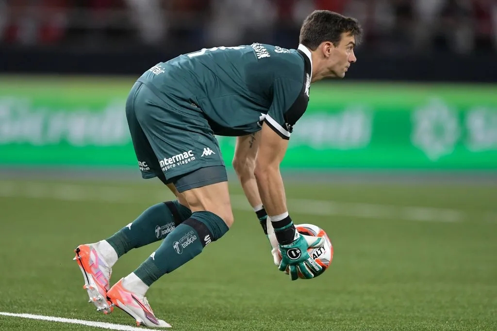 Leo Jardim goleiro do Vasco durante partida contra o Flamengo pelo campeonato Carioca 2025. Foto: Thiago Ribeiro/AGIF