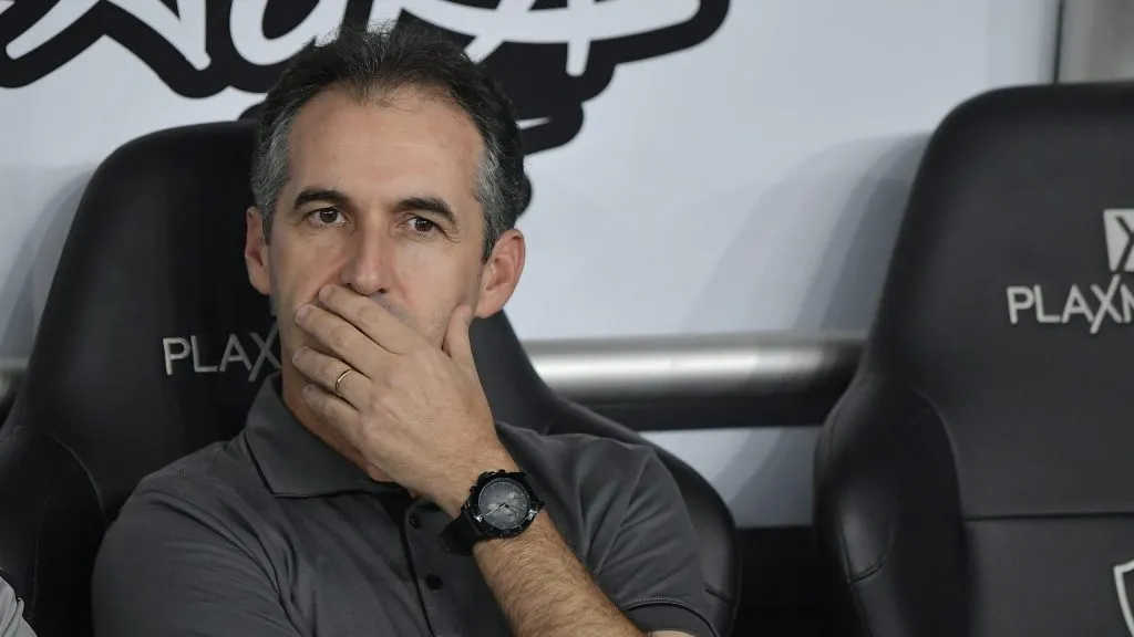Leo Conde tecnico do Ceara durante partida contra o Botafogo no estadio Engenhao pelo campeonato Brasileiro A 2025. Foto: Thiago Ribeiro/AGIF