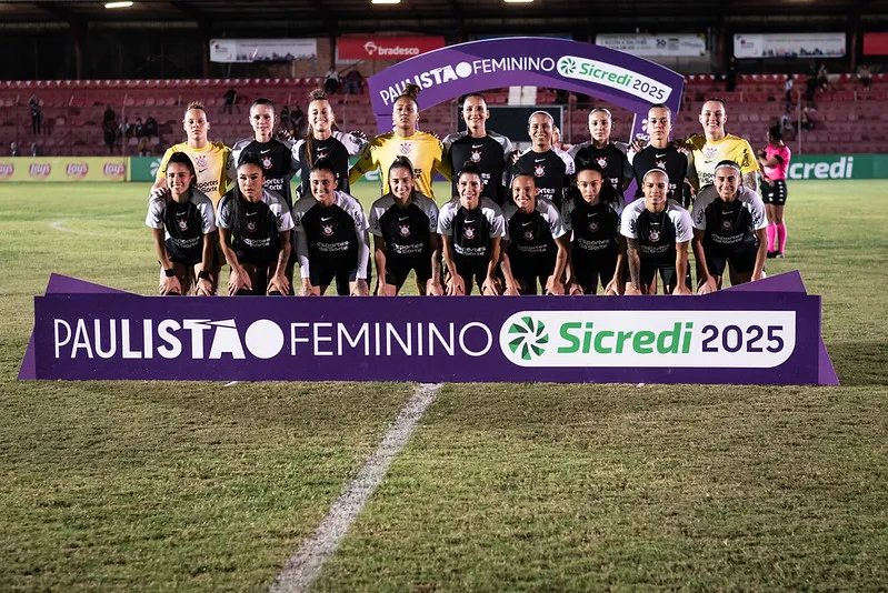Elenco do Corinthians na última partida do Paulistão Feminino (Reprodução/Guilherme Veiga/Ag.Paulistão)