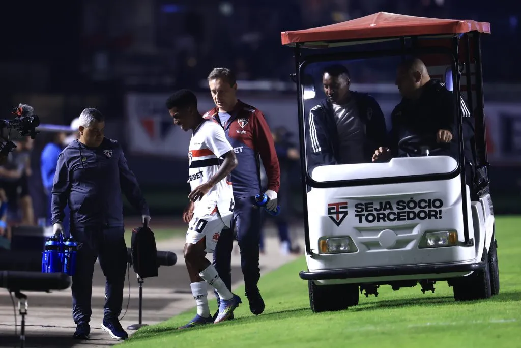 Marcos Antonio jogador do São Paulo deixa o campo durante partida contra o Grêmio – Foto: Marcello Zambrana/AGIF