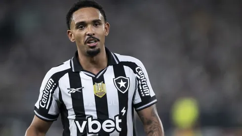 Vitinho, lateral do Botafogo. Jorge Rodrigues/AGIF