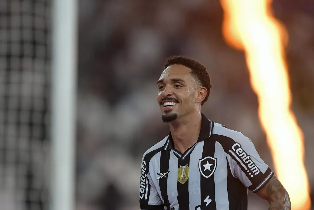Vitinho, lateral do Botafogo. Foto: Thiago Ribeiro/AGIF