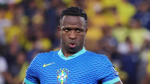 Vinícius Júnior, do Brasil, observa antes da partida entre Equador e Brasil pelas Eliminatórias da Copa do Mundo da FIFA 2026, no Estádio Monumental Isidro Romero Carbo, em 5 de junho de 2025, em Guayaquil, Equador. (Foto de Franklin Jacome/Getty Images)