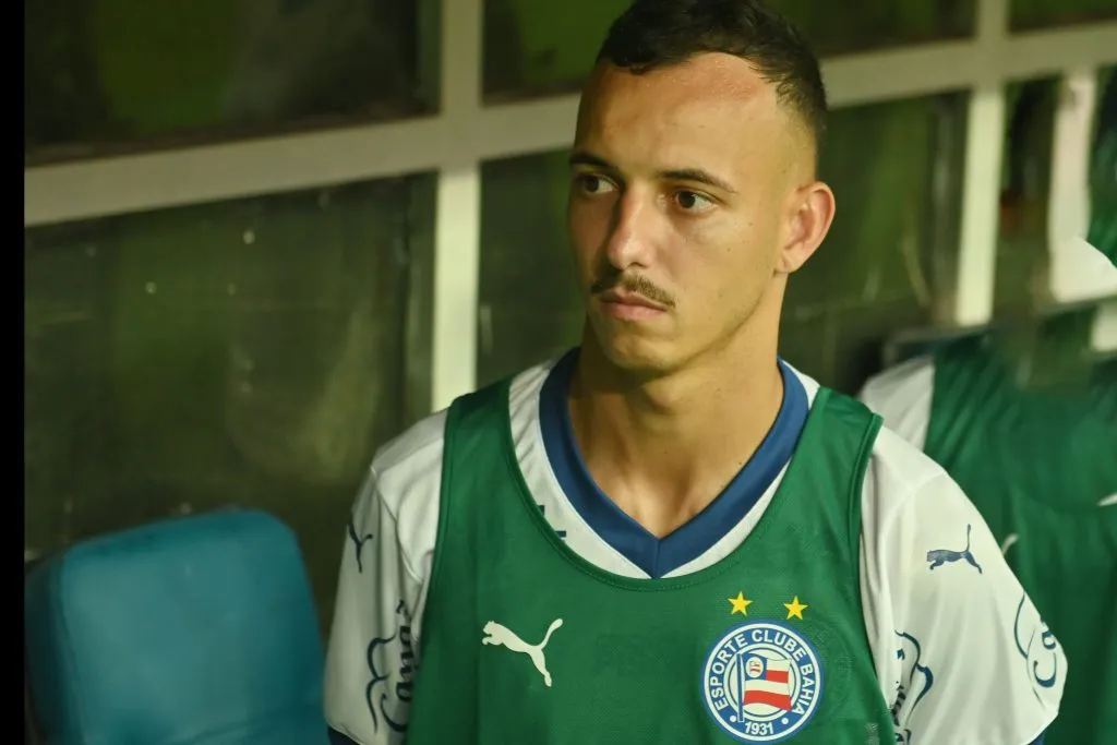 BA – SALVADOR – 30/03/2025 – BRASILEIRO A 2025, BAHIA X CORINTHIANS – Iago Borduchi, jogador do Bahia durante execucao do hino nacional antes da partida contra o Corinthians no estadio Arena Fonte Nova pelo campeonato Brasileiro A 2025. Foto: Walmir Cirne/AGIF